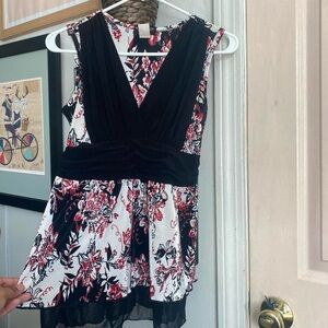 Floral Sleeveless topwith Black Accents